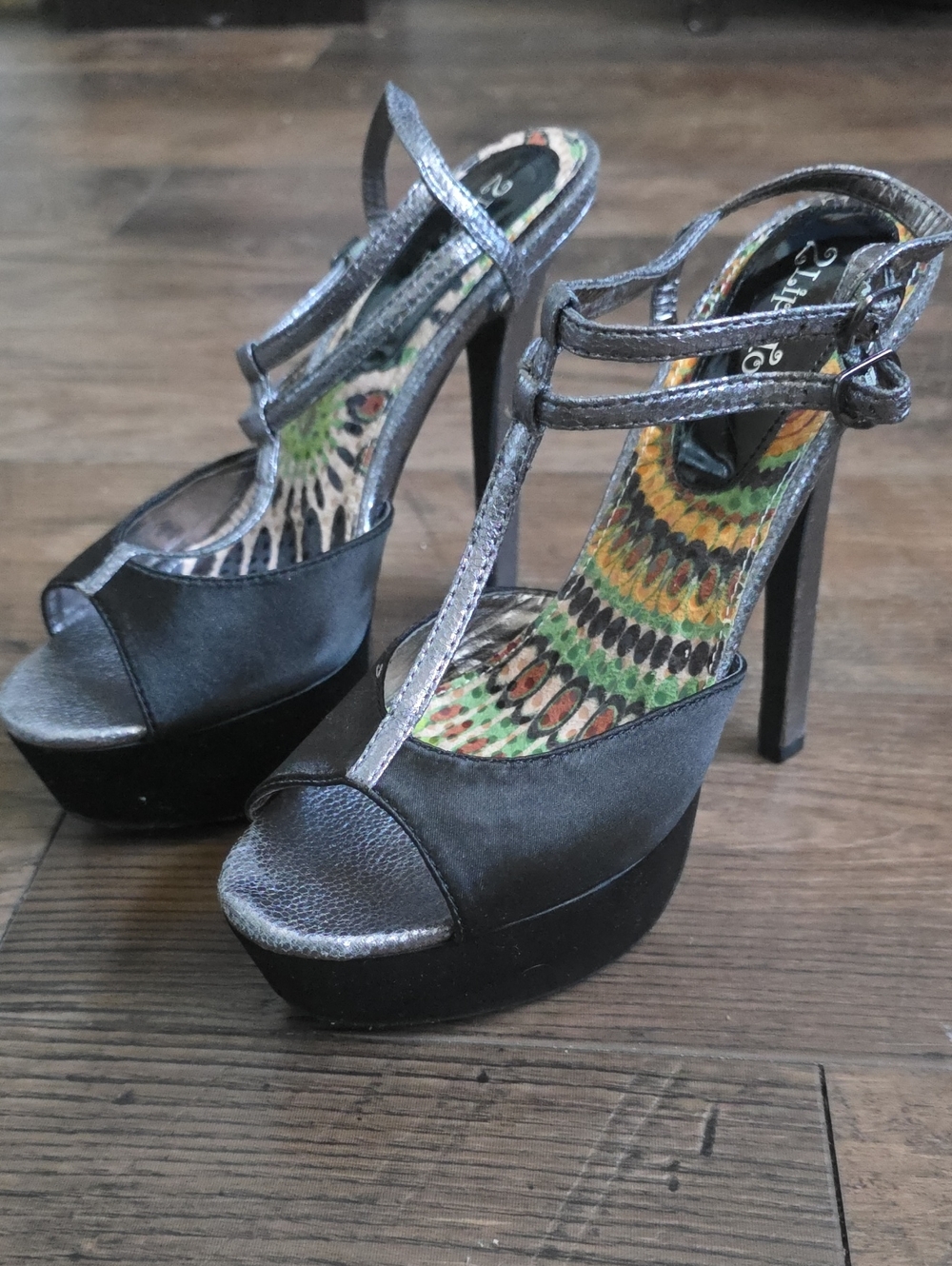 2 LIPS TOO Black With pewter Strappy Color Platform Sandals